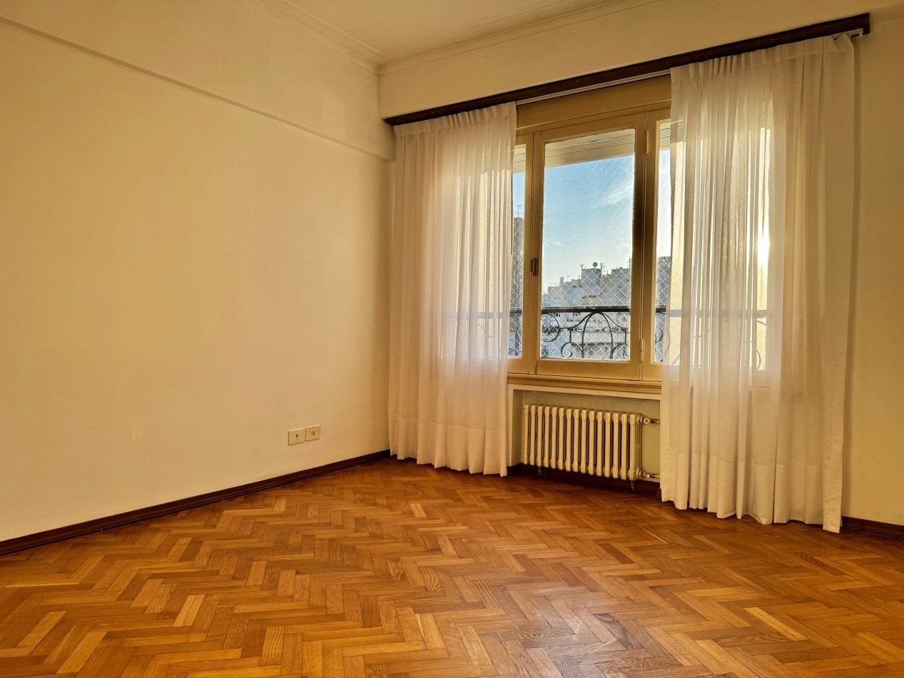 SEMIPISO DE 4 AMBIENTES A LA CALLE CON BALCON TERRAZA, QUINCHO Y BAULERA EN PLAZA COLON