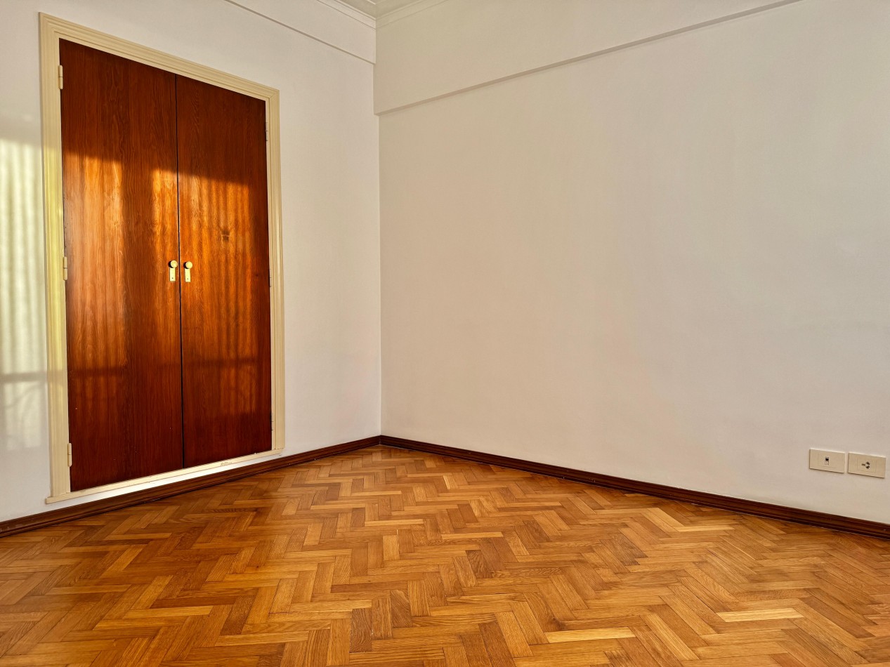 SEMIPISO DE 4 AMBIENTES A LA CALLE CON BALCON TERRAZA, QUINCHO Y BAULERA EN PLAZA COLON