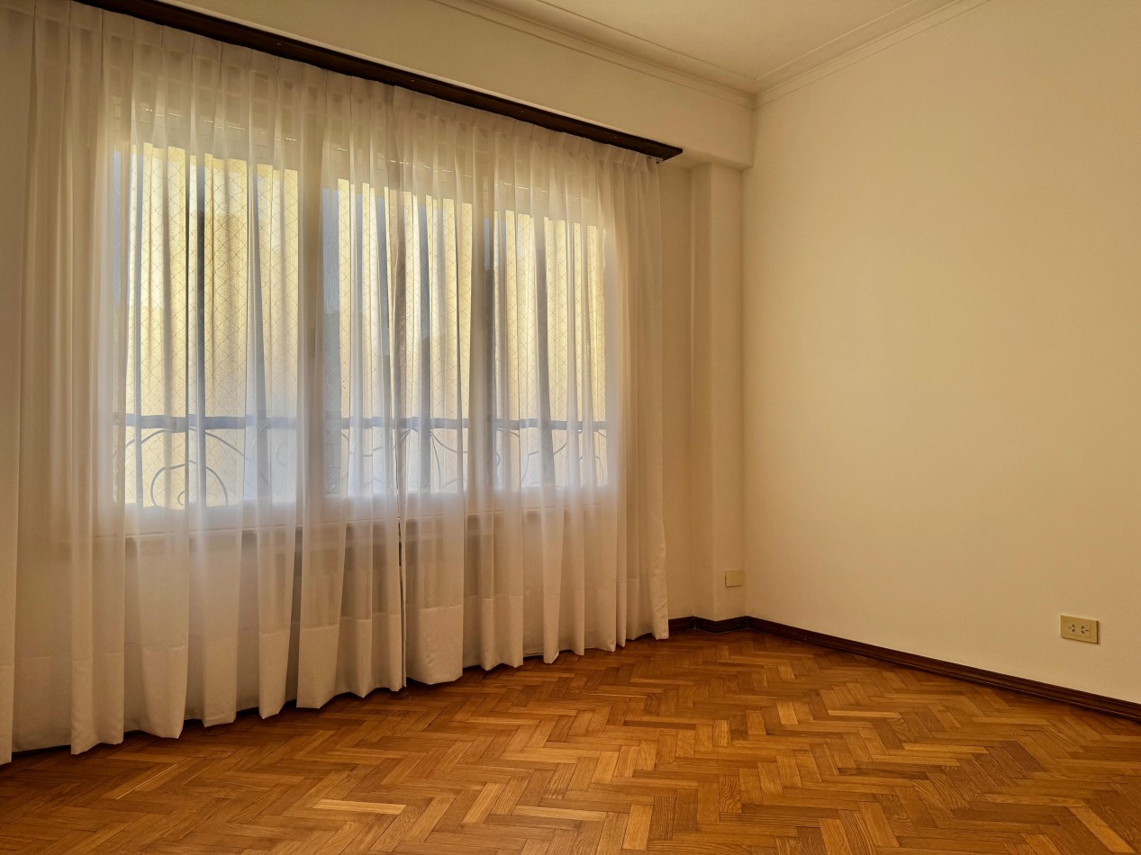 SEMIPISO DE 4 AMBIENTES A LA CALLE CON BALCON TERRAZA, QUINCHO Y BAULERA EN PLAZA COLON