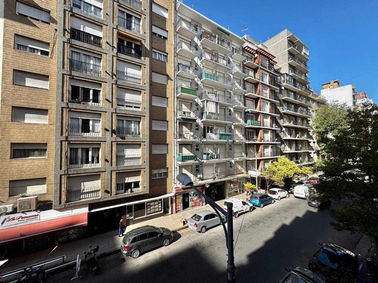 DEPARTAMENTO 2 AMBIENTES CON VENTANAL A LA CALLE EN PLAZA COLON