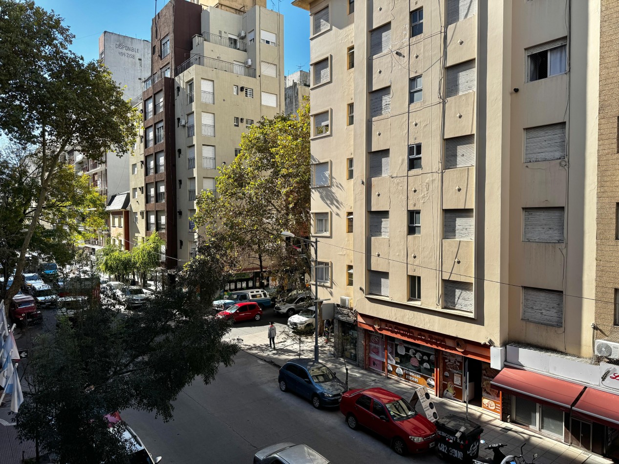 DEPARTAMENTO 2 AMBIENTES CON VENTANAL A LA CALLE EN PLAZA COLON
