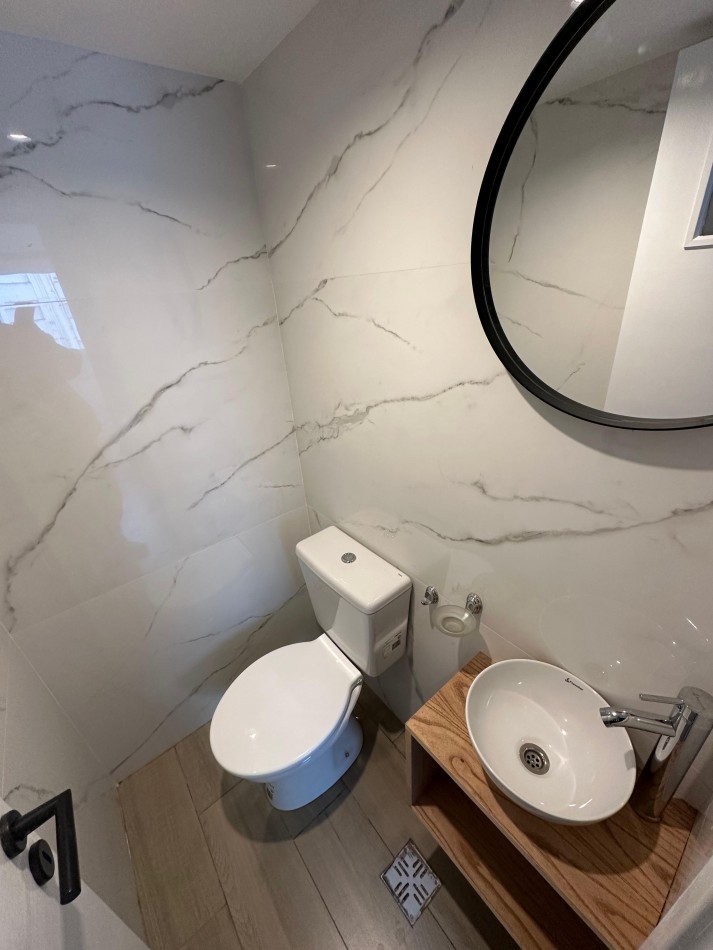 DEPARTAMENTO 2 AMB AL LATERAL CON DEPENDENCIA Y VISTA A LA CALLE, TODO RECICLADO EN EL CENTRO