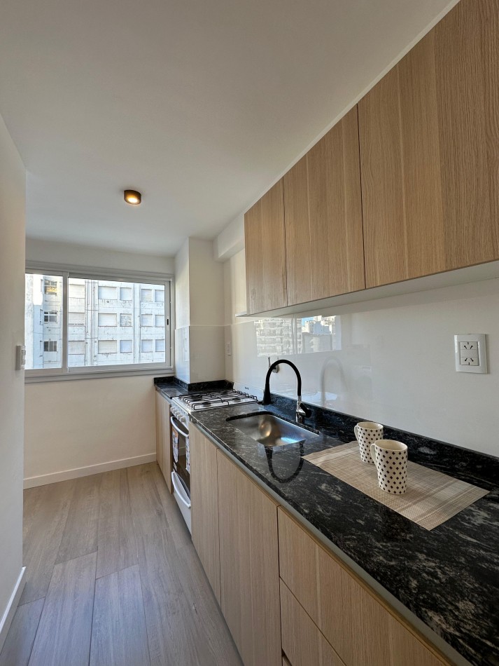 DEPARTAMENTO 2 AMB AL LATERAL CON DEPENDENCIA Y VISTA A LA CALLE, TODO RECICLADO EN EL CENTRO