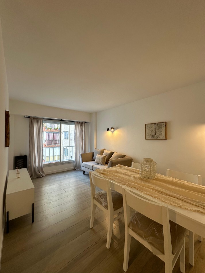 DEPARTAMENTO 2 AMB AL LATERAL CON DEPENDENCIA Y VISTA A LA CALLE, TODO RECICLADO EN EL CENTRO