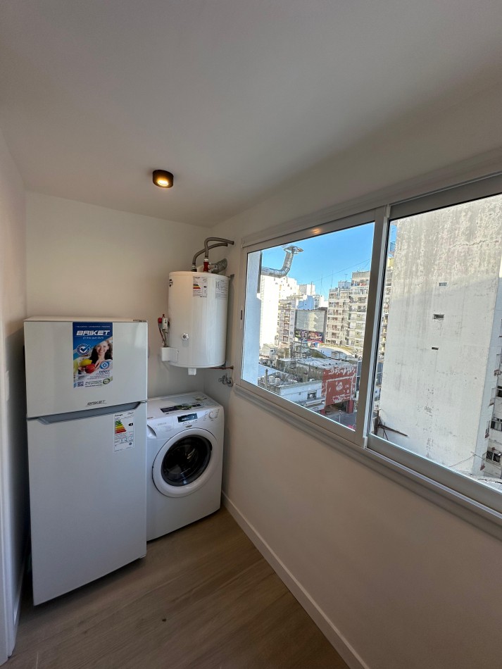 DEPARTAMENTO 2 AMB AL LATERAL CON DEPENDENCIA Y VISTA A LA CALLE, TODO RECICLADO EN EL CENTRO