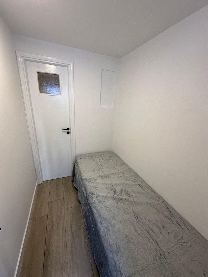 DEPARTAMENTO 2 AMB AL LATERAL CON DEPENDENCIA Y VISTA A LA CALLE, TODO RECICLADO EN EL CENTRO