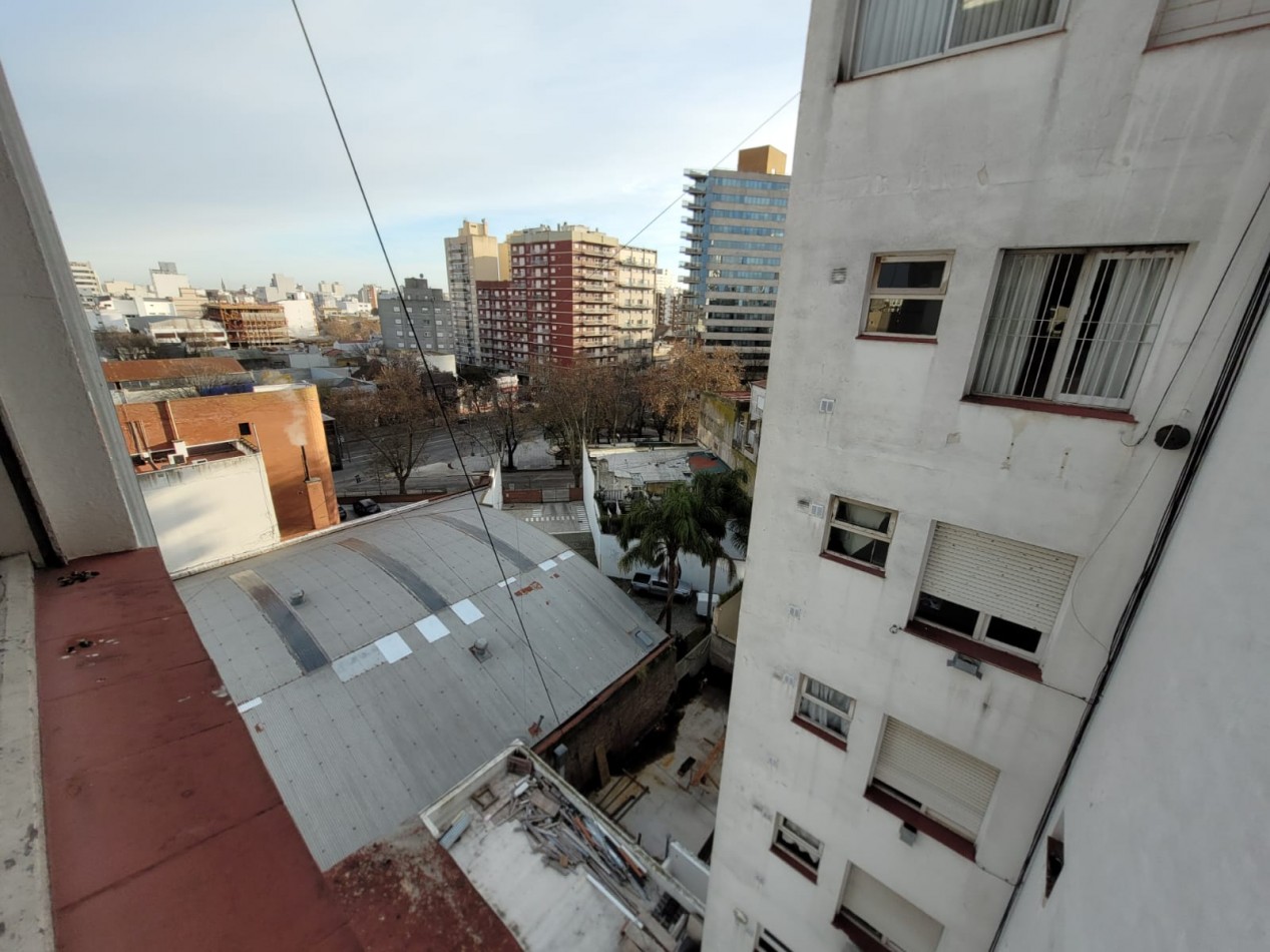 DEPARTAMENTO DE 2 AMBIENTES A LA CALLE CON BALCON SALIENTE