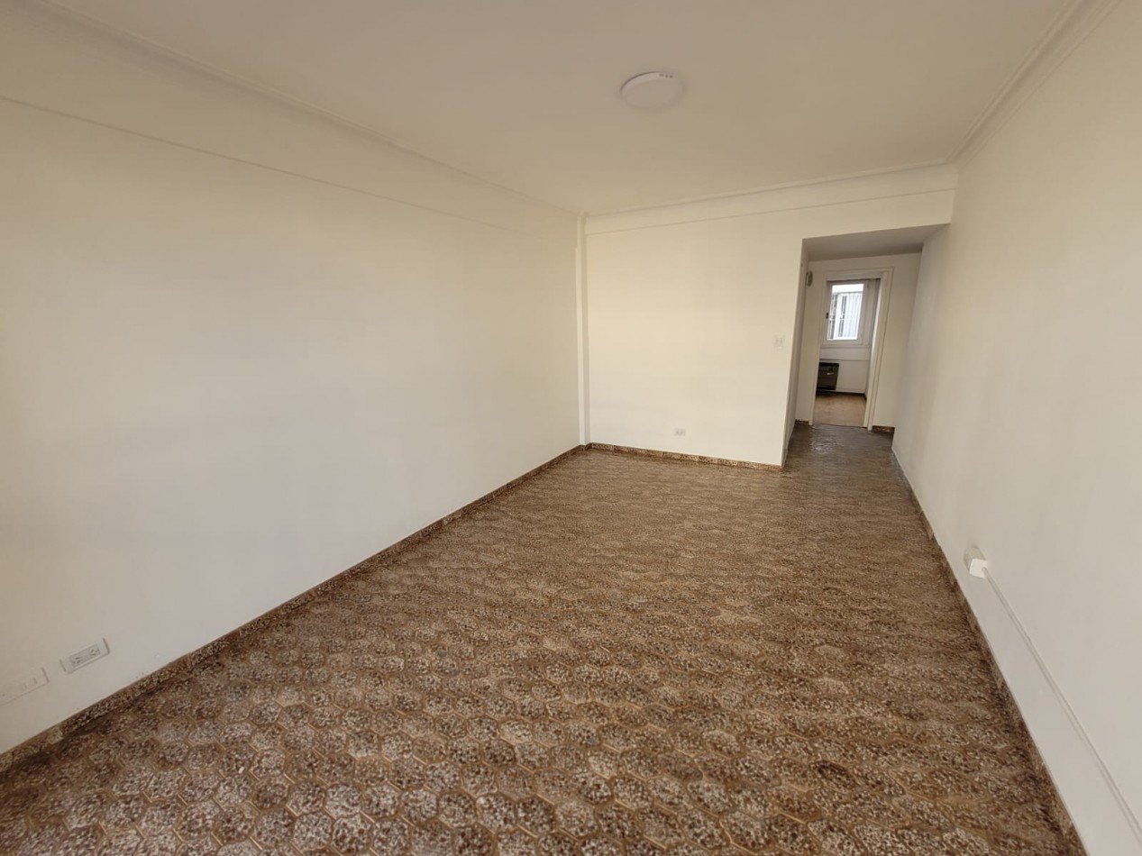 DEPARTAMENTO DE 2 AMBIENTES A LA CALLE CON BALCON SALIENTE