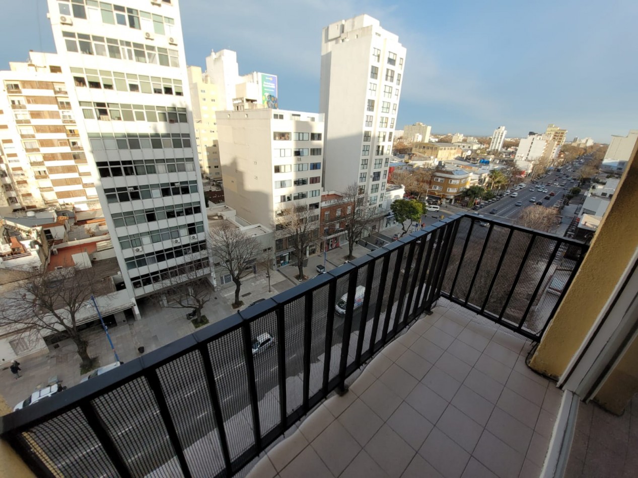 DEPARTAMENTO DE 2 AMBIENTES A LA CALLE CON BALCON SALIENTE