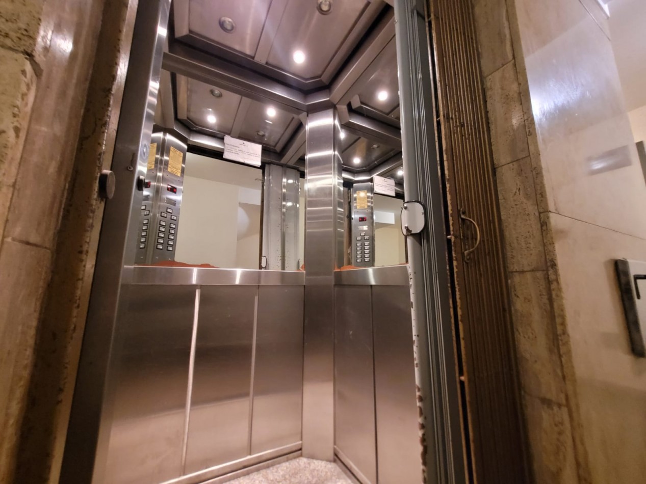 DEPARTAMENTO DE 2 AMBIENTES A LA CALLE CON BALCON SALIENTE