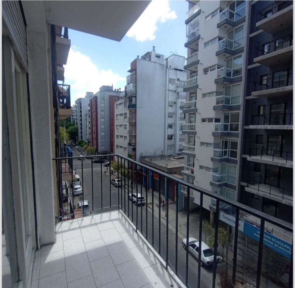 DEPARTAMENTO DE 2 AMBIENTES A LA CALLE CON BALCON SALIENTE EN ALDREY