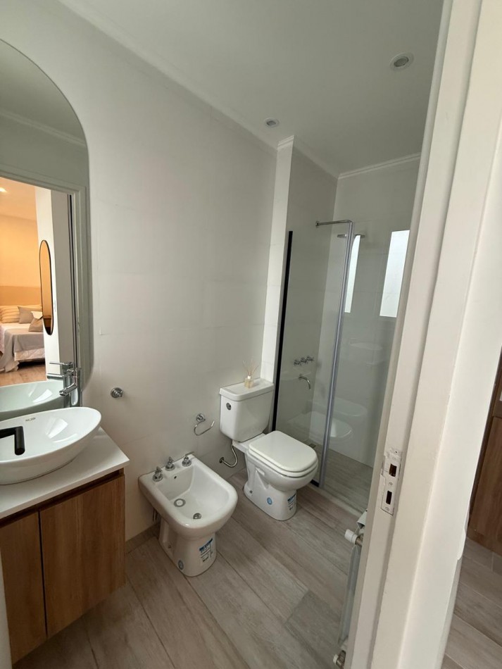 DEPARTAMENTO 3 AMBIENTES A LA CALLE CON BALCON Y VISTA LATERAL AL MAR