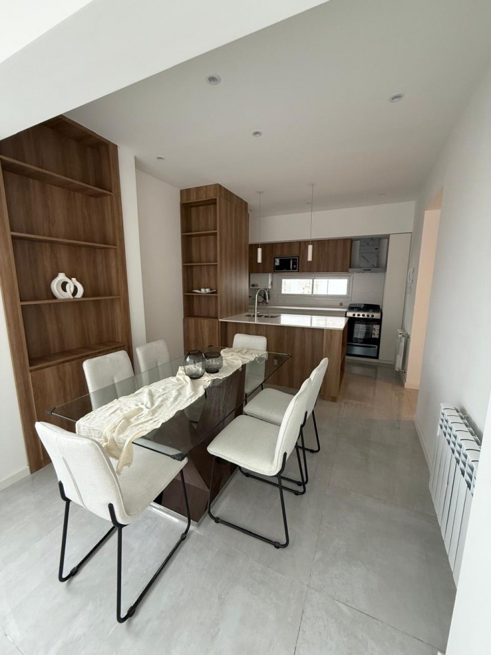 DEPARTAMENTO 3 AMBIENTES A LA CALLE CON BALCON Y VISTA LATERAL AL MAR