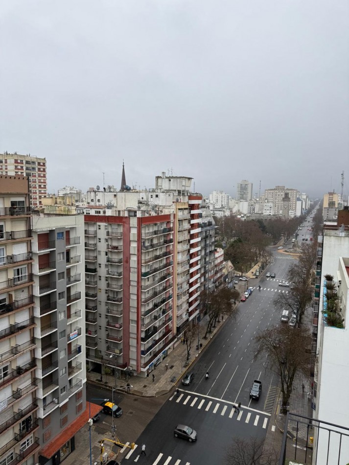 DEPARTAMENTO 3 AMBIENTES A LA CALLE CON BALCON Y VISTA LATERAL AL MAR