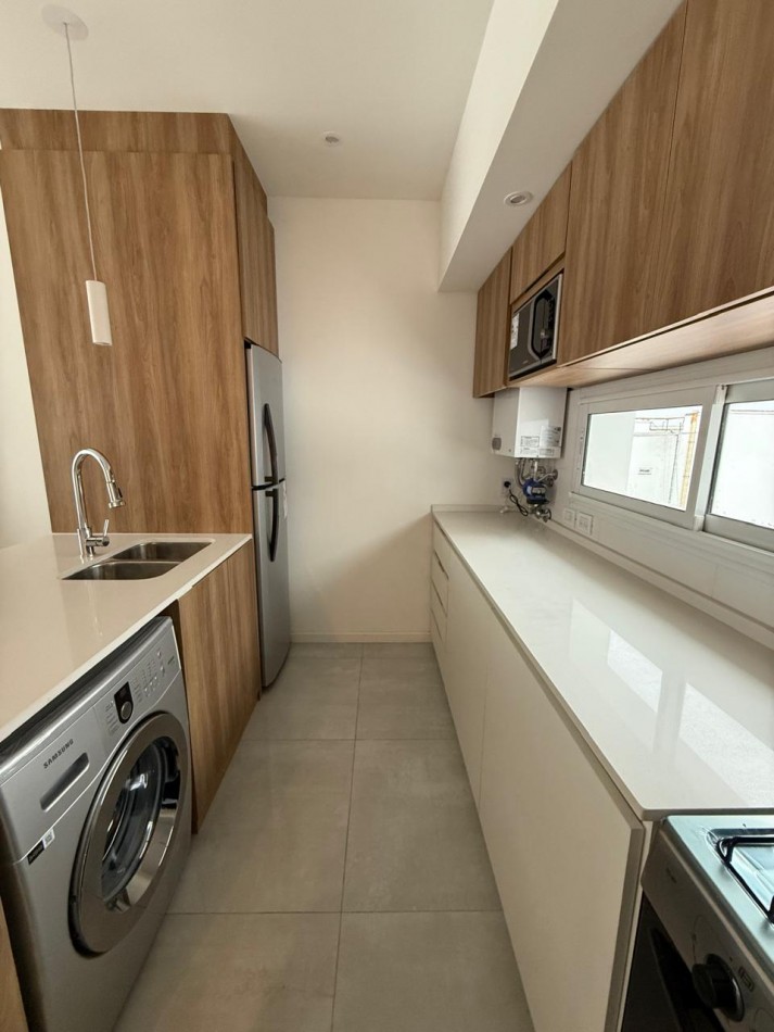 DEPARTAMENTO 3 AMBIENTES A LA CALLE CON BALCON Y VISTA LATERAL AL MAR