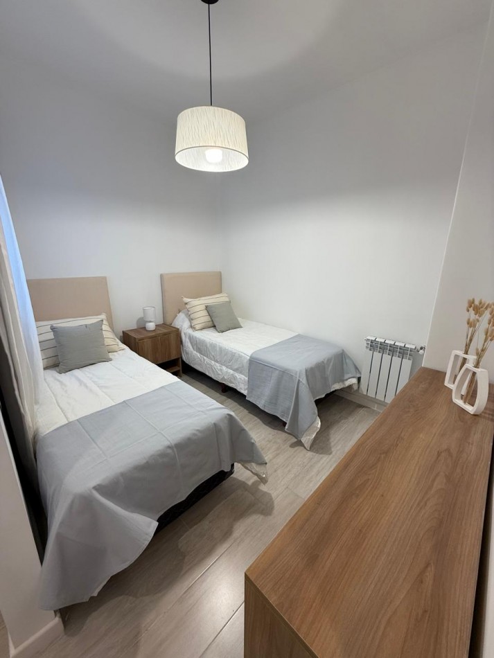 DEPARTAMENTO 3 AMBIENTES A LA CALLE CON BALCON Y VISTA LATERAL AL MAR