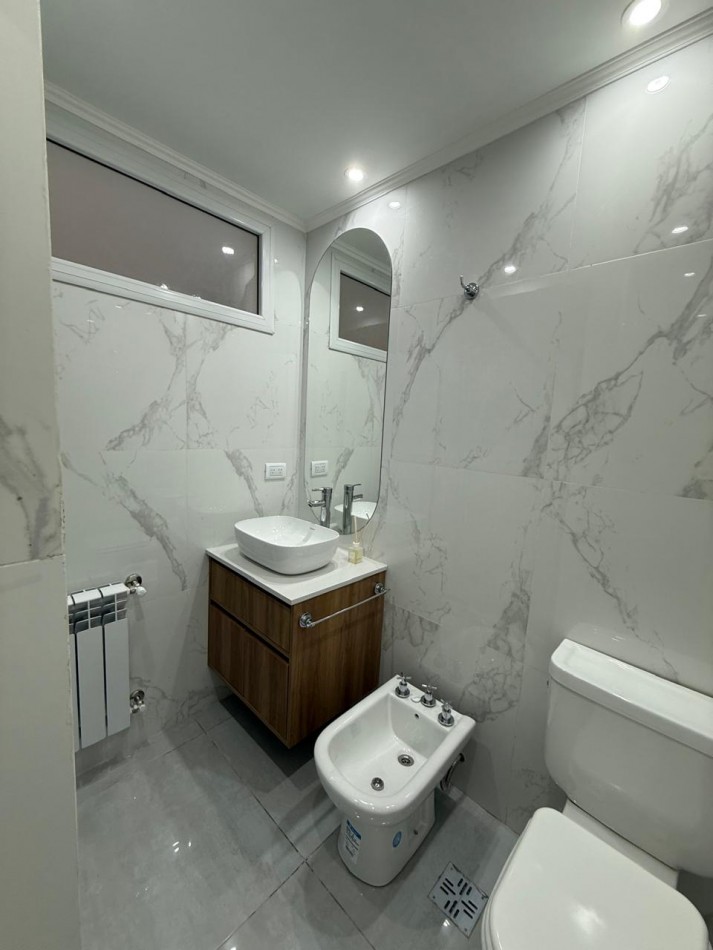 DEPARTAMENTO 3 AMBIENTES A LA CALLE CON BALCON Y VISTA LATERAL AL MAR