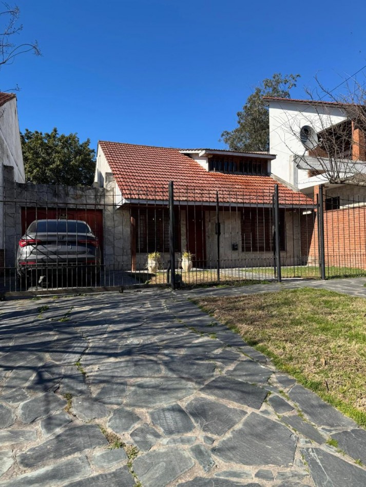 CHALET DE 3 AMBIENTES CON PARQUE, GARAJE Y GALPON. APTO CREDITO VENDE Y PERMUTA