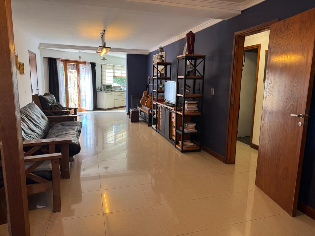 CHALET DE 3 AMBIENTES CON PARQUE, GARAJE Y GALPON. APTO CREDITO VENDE Y PERMUTA