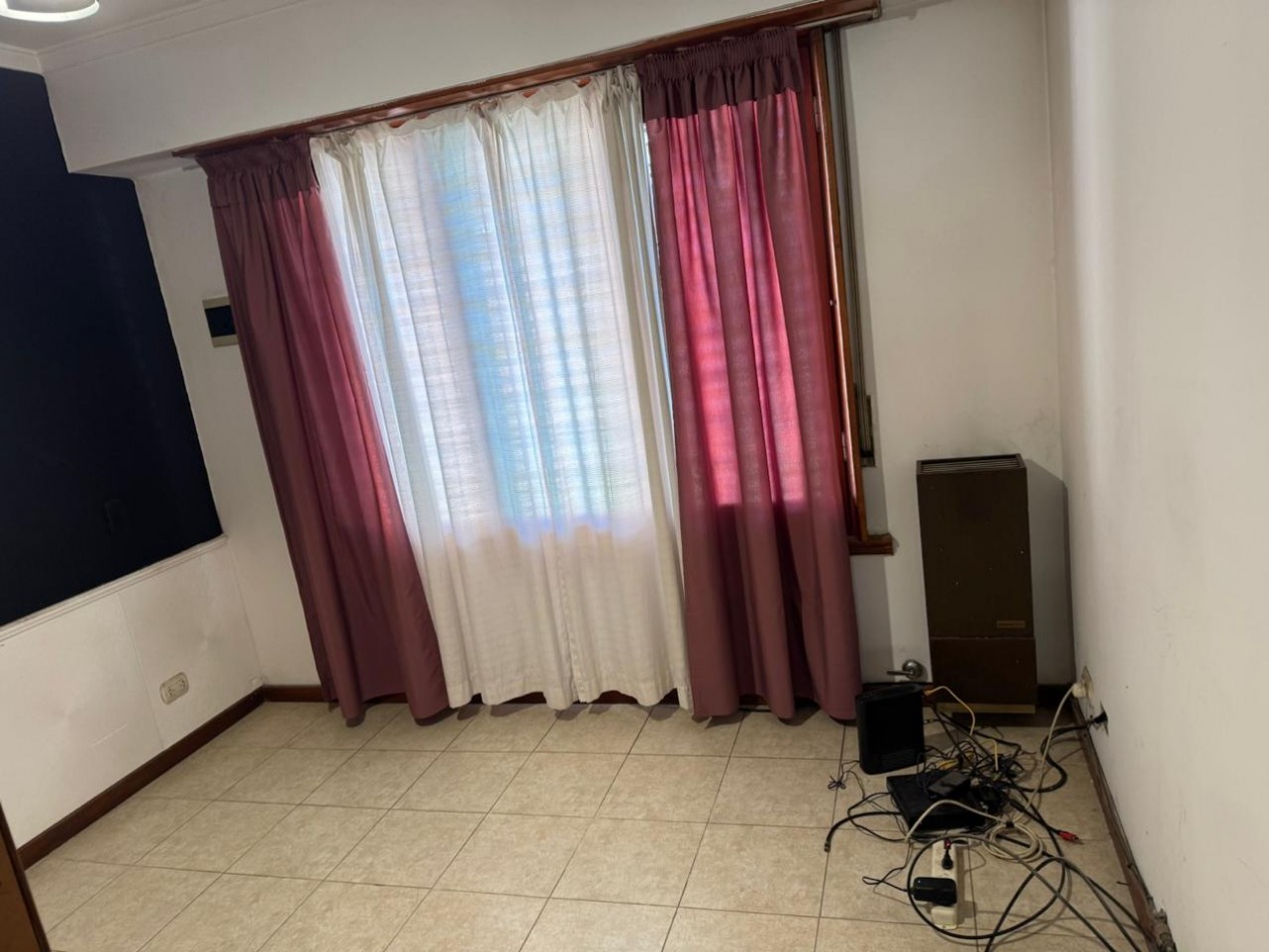 CHALET DE 3 AMBIENTES CON PARQUE, GARAJE Y GALPON. APTO CREDITO VENDE Y PERMUTA