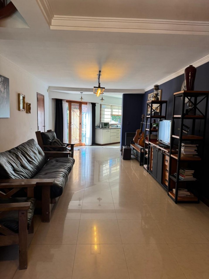 CHALET DE 3 AMBIENTES CON PARQUE, GARAJE Y GALPON. APTO CREDITO VENDE Y PERMUTA