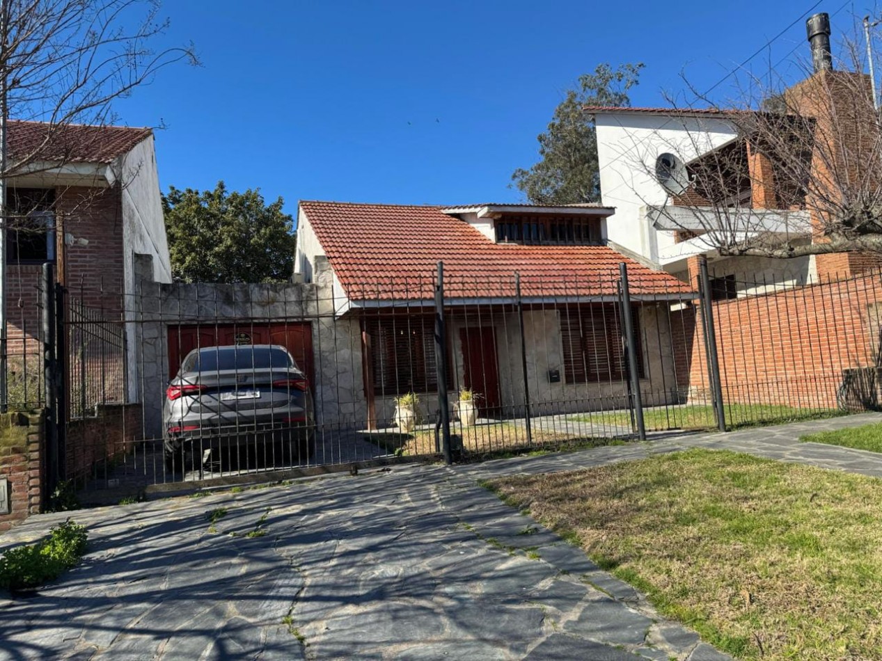 CHALET DE 3 AMBIENTES CON PARQUE, GARAJE Y GALPON. APTO CREDITO VENDE Y PERMUTA