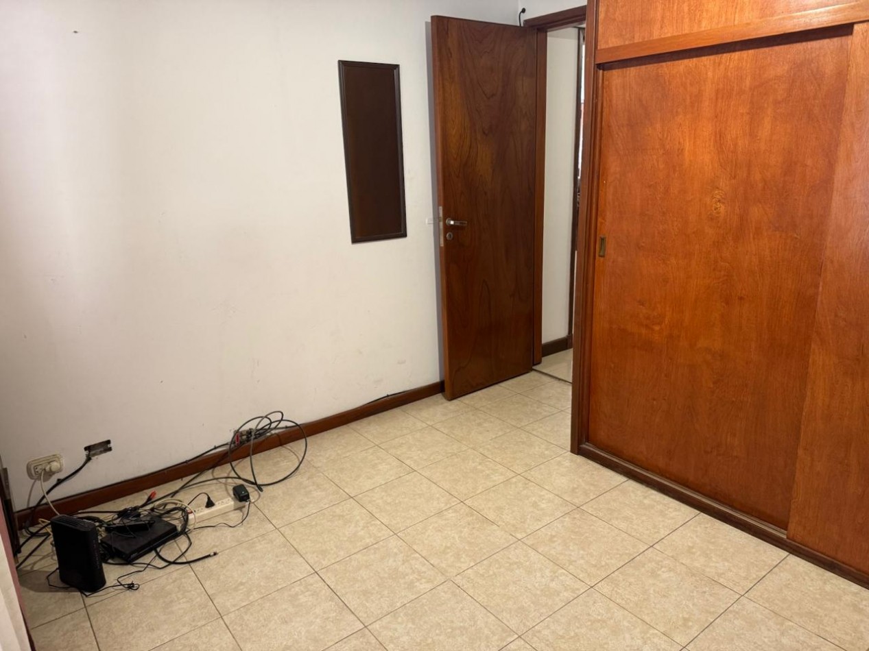 CHALET DE 3 AMBIENTES CON PARQUE, GARAJE Y GALPON. APTO CREDITO VENDE Y PERMUTA