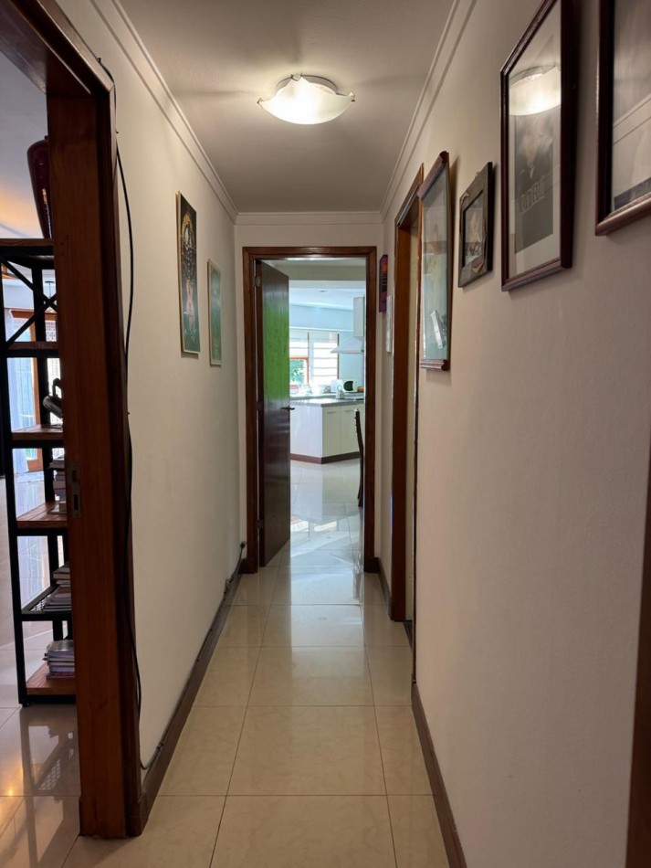 CHALET DE 3 AMBIENTES CON PARQUE, GARAJE Y GALPON. APTO CREDITO VENDE Y PERMUTA