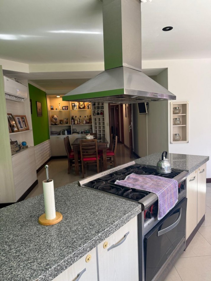 CHALET DE 3 AMBIENTES CON PARQUE, GARAJE Y GALPON. APTO CREDITO VENDE Y PERMUTA