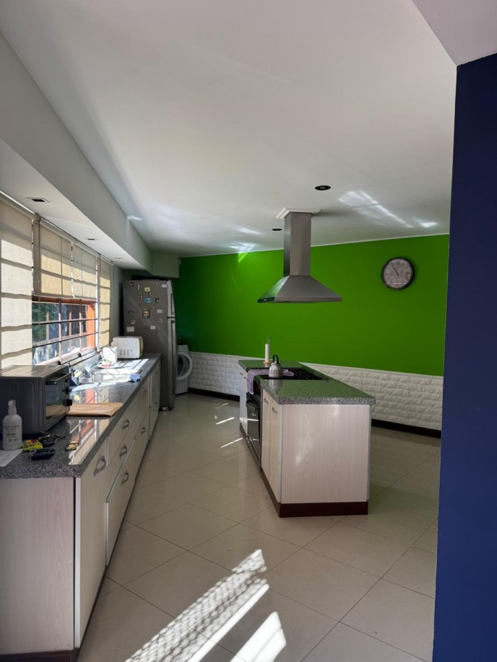 CHALET DE 3 AMBIENTES CON PARQUE, GARAJE Y GALPON. APTO CREDITO VENDE Y PERMUTA