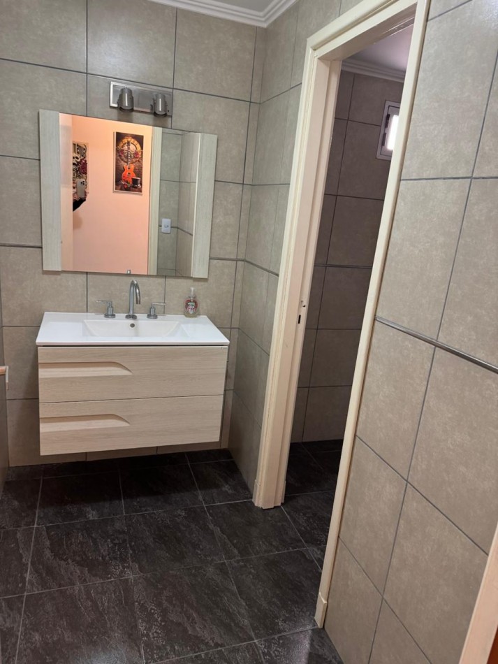 CHALET DE 3 AMBIENTES CON PARQUE, GARAJE Y GALPON. APTO CREDITO VENDE Y PERMUTA