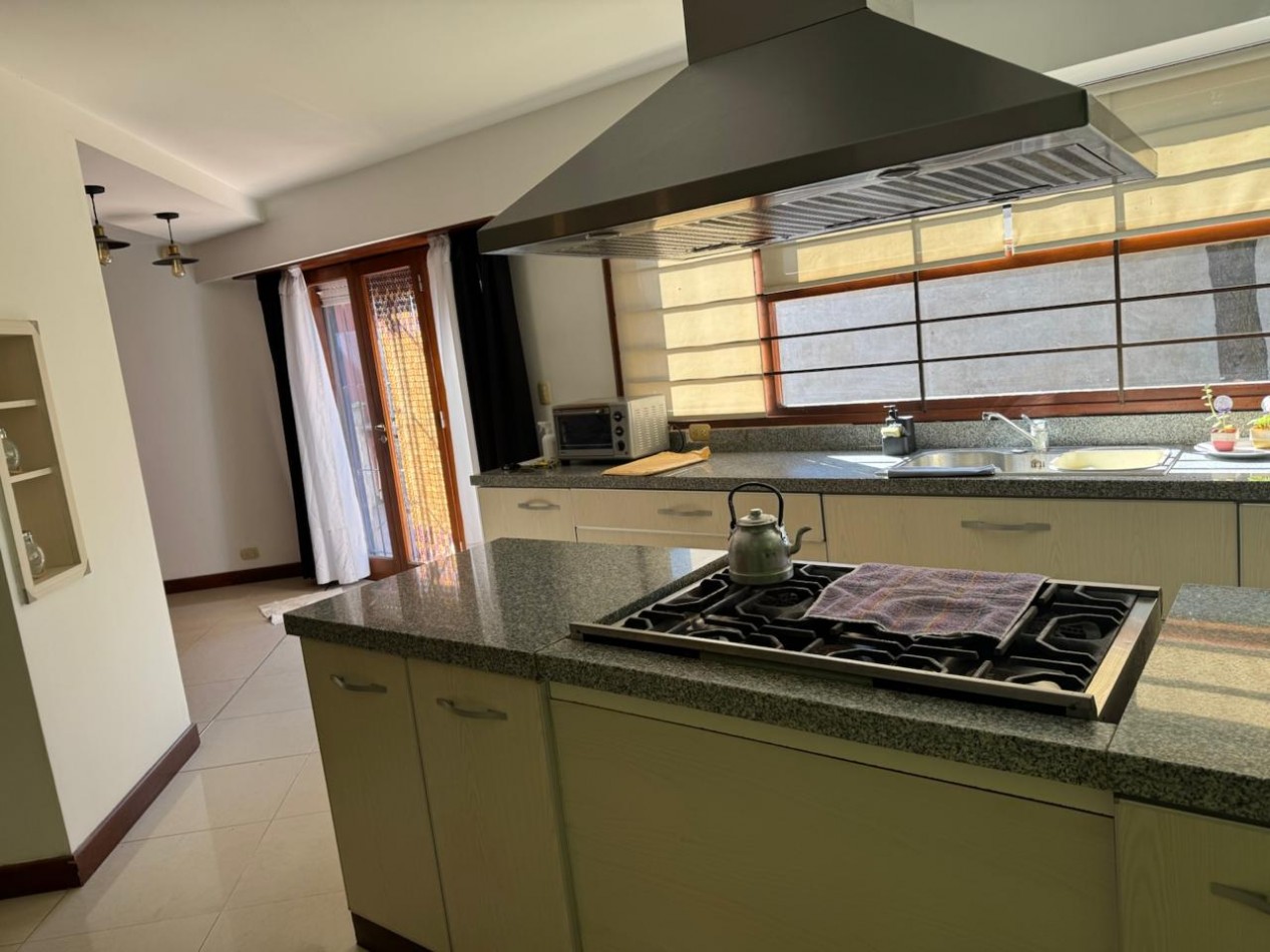 CHALET DE 3 AMBIENTES CON PARQUE, GARAJE Y GALPON. APTO CREDITO VENDE Y PERMUTA