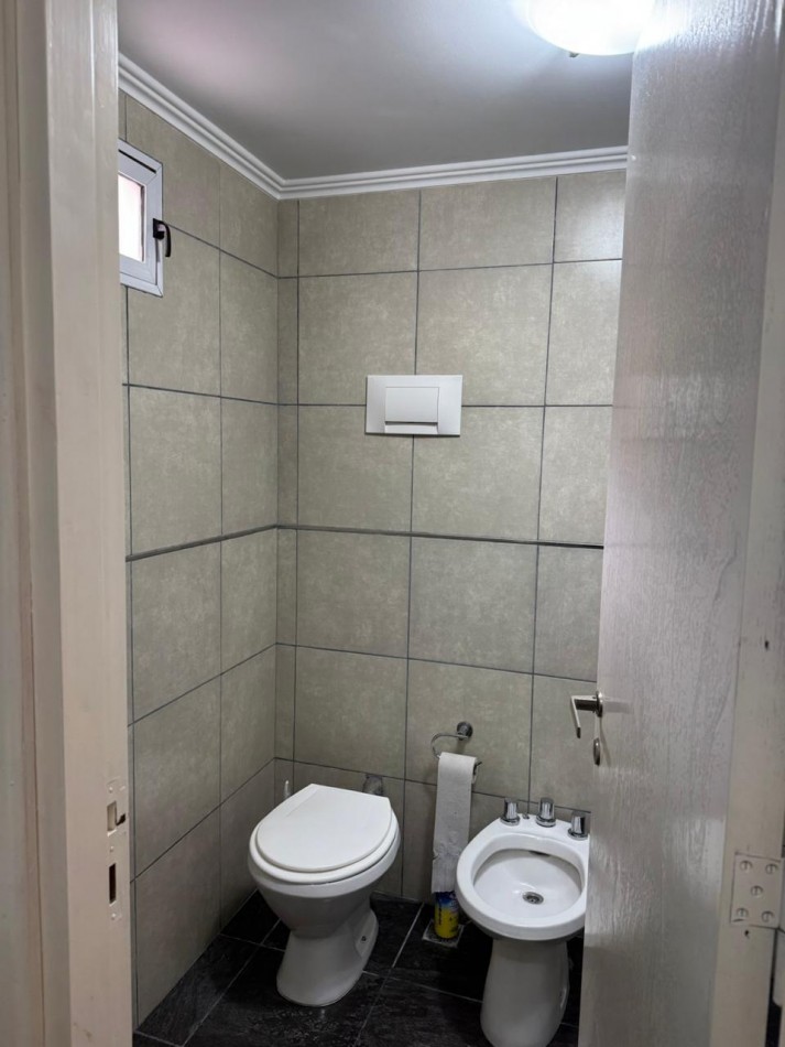 CHALET DE 3 AMBIENTES CON PARQUE, GARAJE Y GALPON. APTO CREDITO VENDE Y PERMUTA