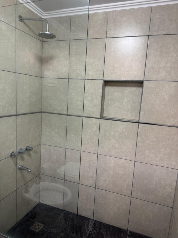 CHALET DE 3 AMBIENTES CON PARQUE, GARAJE Y GALPON. APTO CREDITO VENDE Y PERMUTA