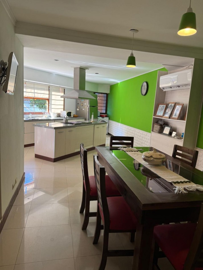 CHALET DE 3 AMBIENTES CON PARQUE, GARAJE Y GALPON. APTO CREDITO VENDE Y PERMUTA