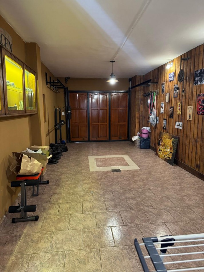 CHALET DE 3 AMBIENTES CON PARQUE, GARAJE Y GALPON. APTO CREDITO VENDE Y PERMUTA