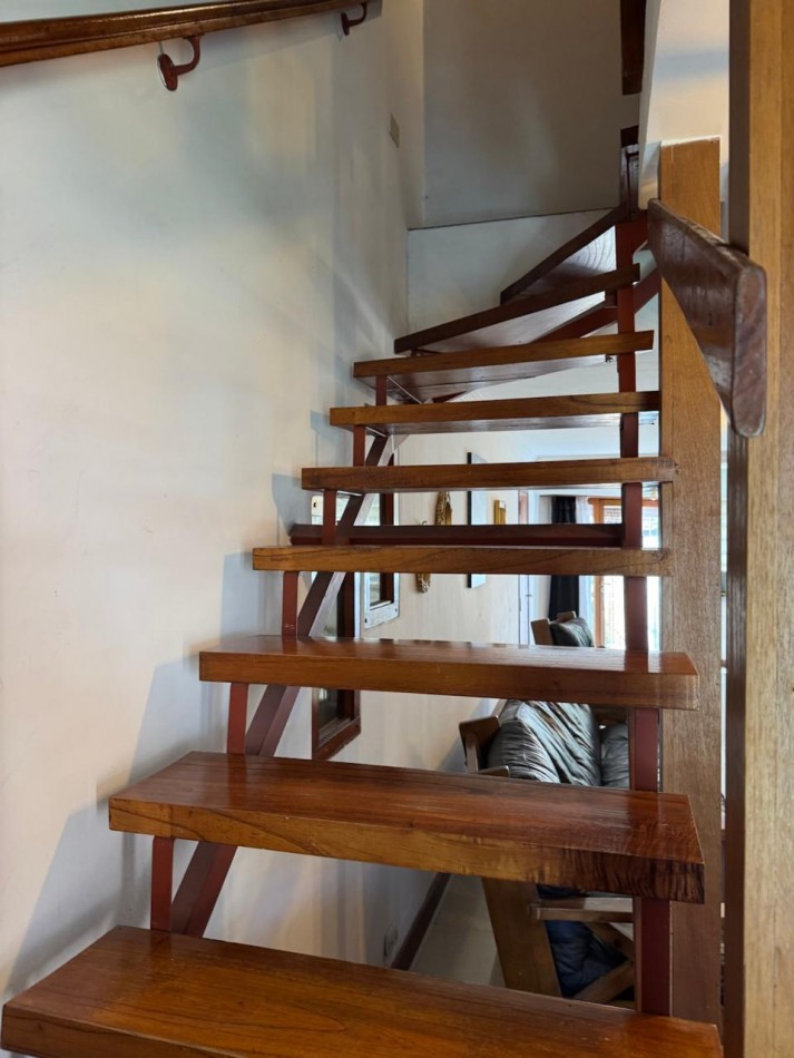 CHALET DE 3 AMBIENTES CON PARQUE, GARAJE Y GALPON. APTO CREDITO VENDE Y PERMUTA