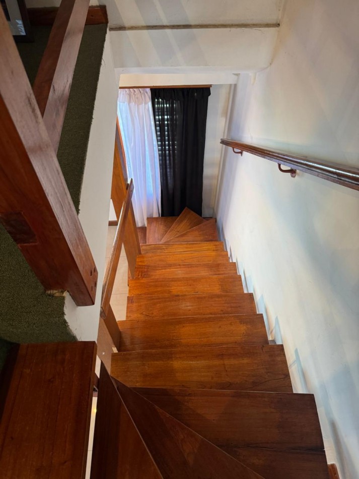 CHALET DE 3 AMBIENTES CON PARQUE, GARAJE Y GALPON. APTO CREDITO VENDE Y PERMUTA