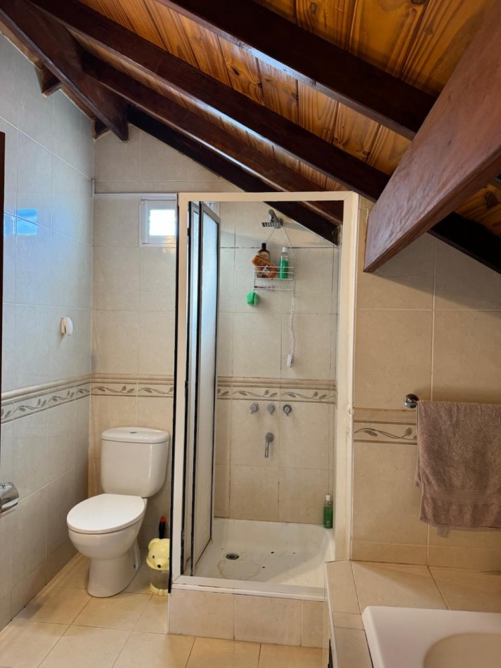 CHALET DE 3 AMBIENTES CON PARQUE, GARAJE Y GALPON. APTO CREDITO VENDE Y PERMUTA