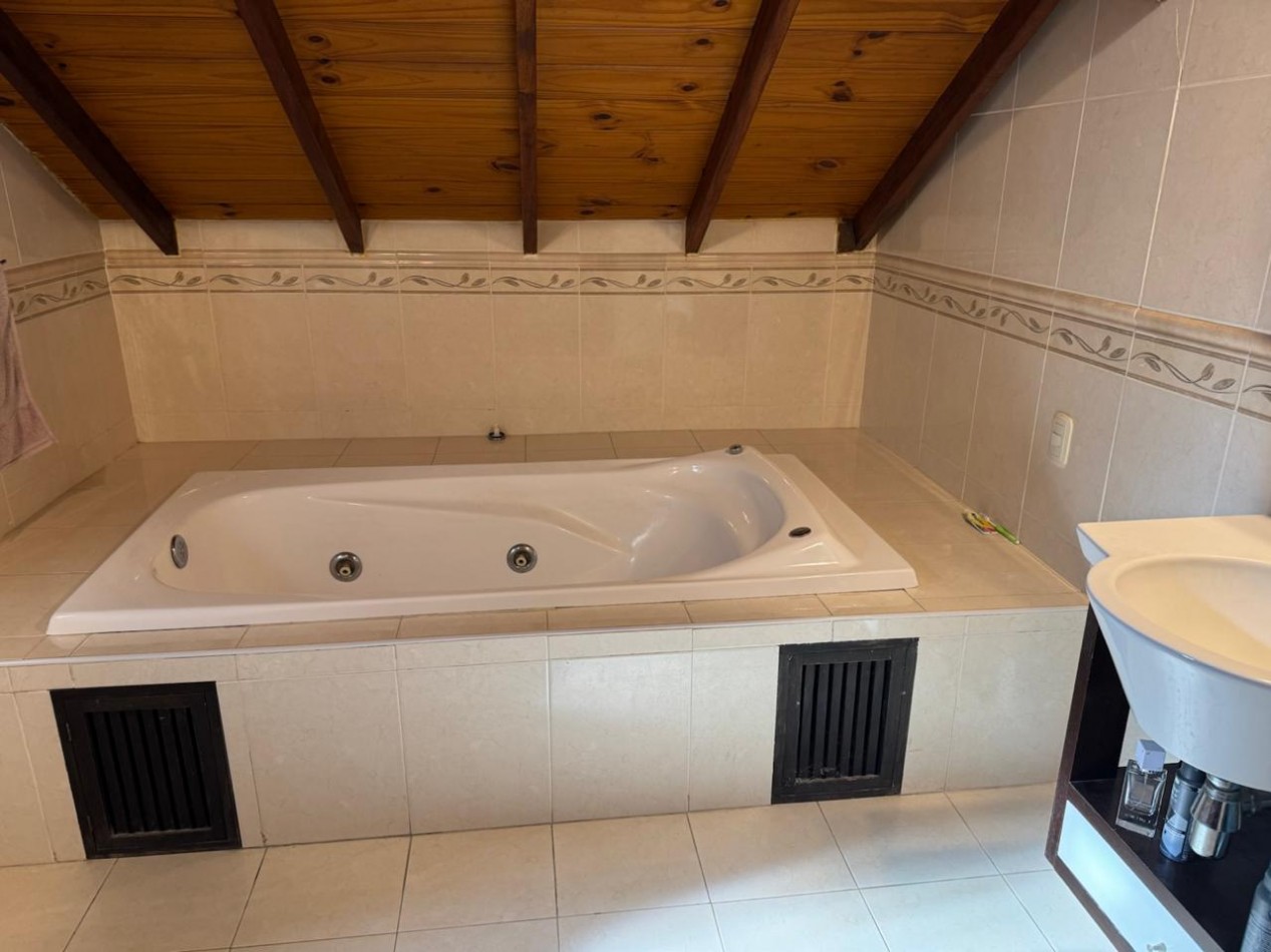 CHALET DE 3 AMBIENTES CON PARQUE, GARAJE Y GALPON. APTO CREDITO VENDE Y PERMUTA