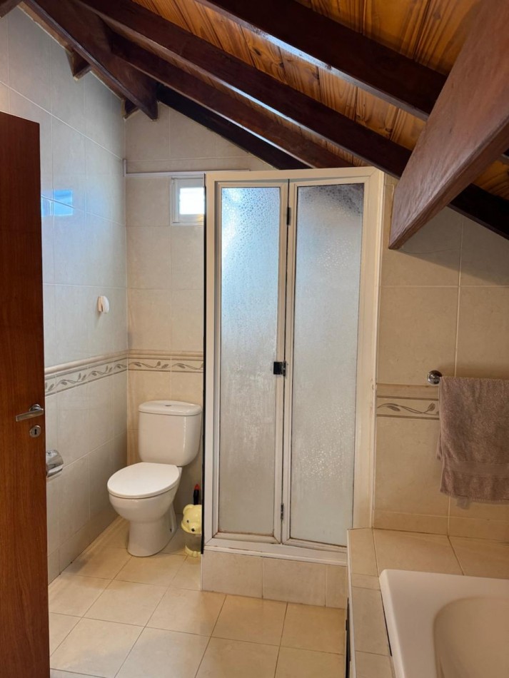 CHALET DE 3 AMBIENTES CON PARQUE, GARAJE Y GALPON. APTO CREDITO VENDE Y PERMUTA