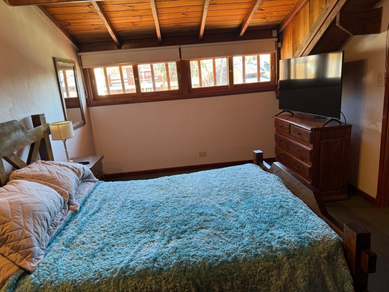CHALET DE 3 AMBIENTES CON PARQUE, GARAJE Y GALPON. APTO CREDITO VENDE Y PERMUTA