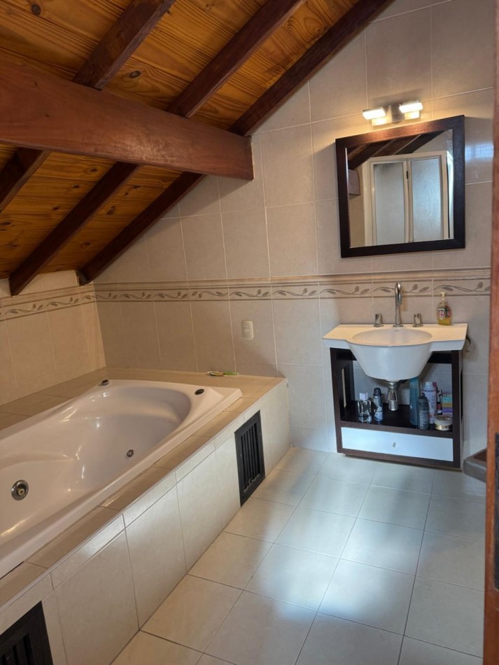 CHALET DE 3 AMBIENTES CON PARQUE, GARAJE Y GALPON. APTO CREDITO VENDE Y PERMUTA