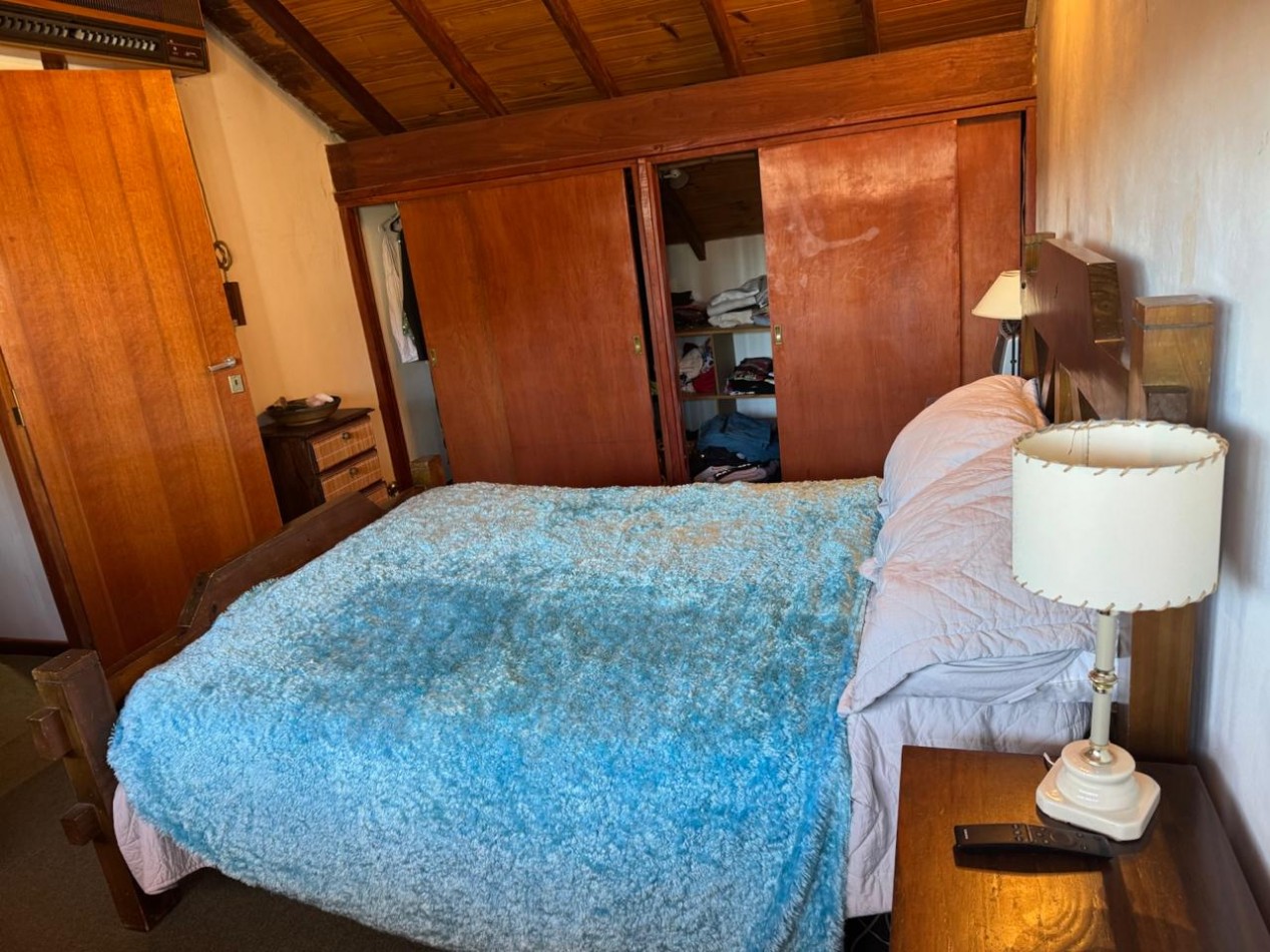 CHALET DE 3 AMBIENTES CON PARQUE, GARAJE Y GALPON. APTO CREDITO VENDE Y PERMUTA