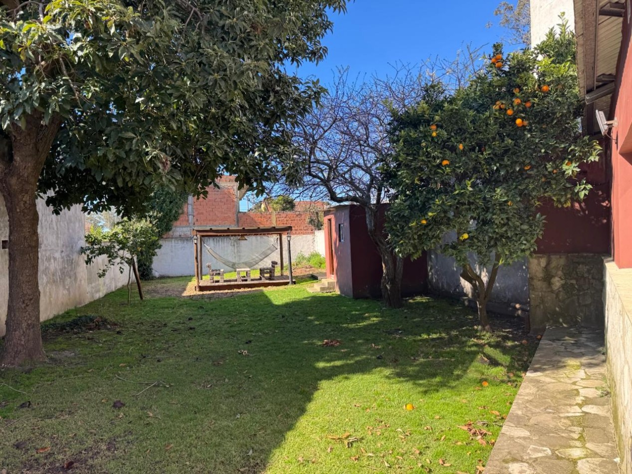 CHALET DE 3 AMBIENTES CON PARQUE, GARAJE Y GALPON. APTO CREDITO VENDE Y PERMUTA