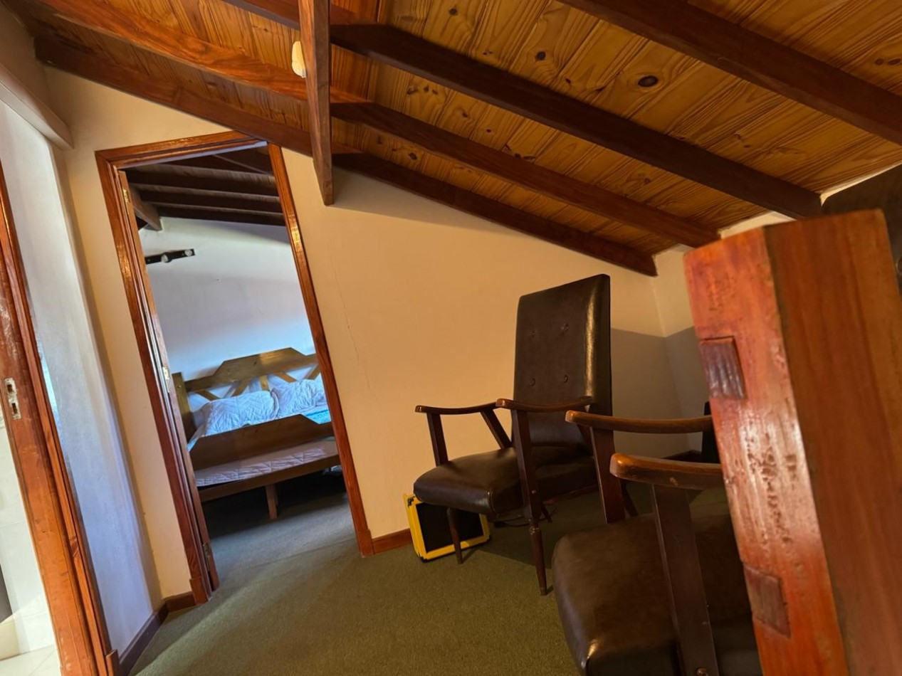 CHALET DE 3 AMBIENTES CON PARQUE, GARAJE Y GALPON. APTO CREDITO VENDE Y PERMUTA