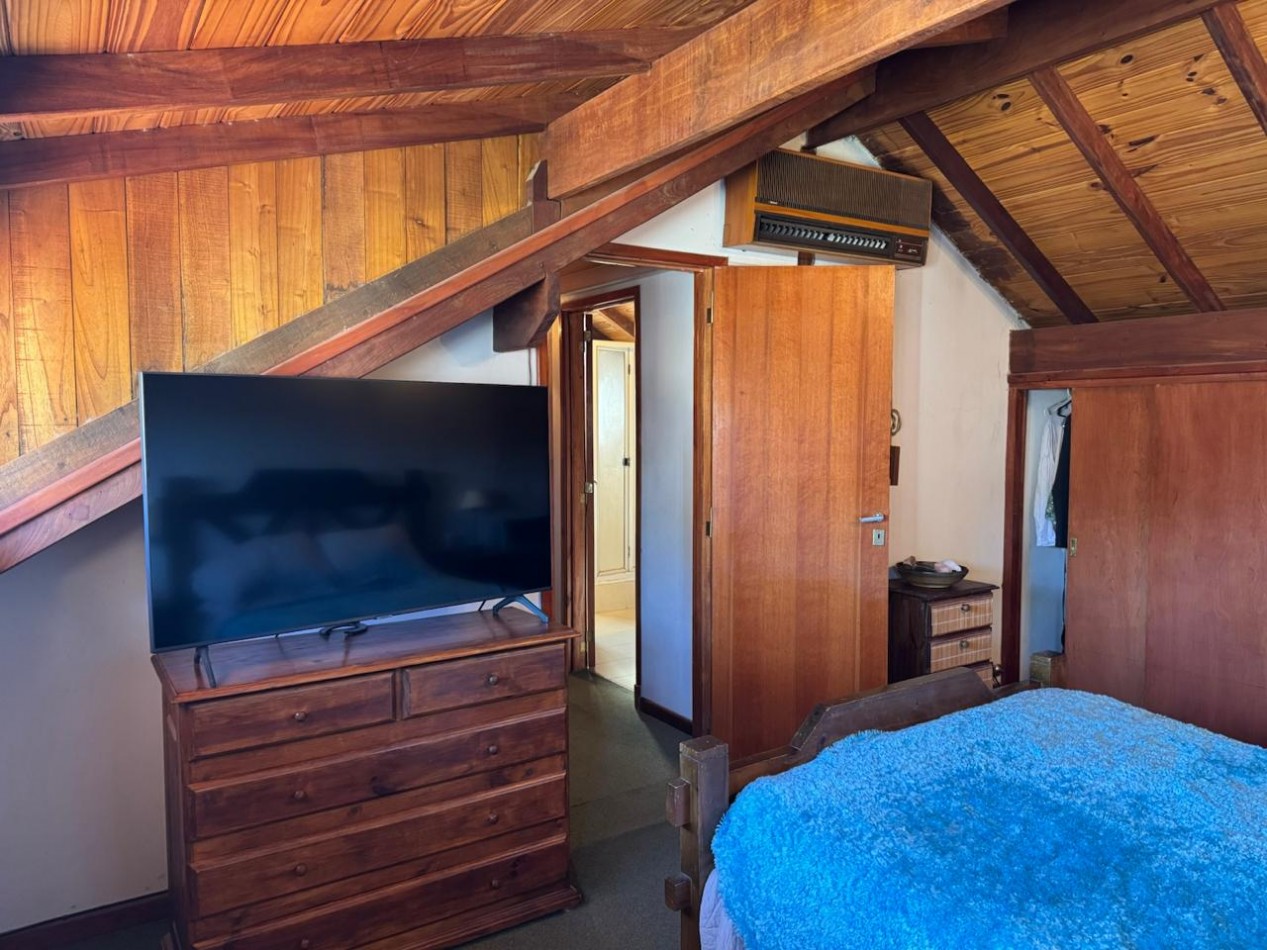 CHALET DE 3 AMBIENTES CON PARQUE, GARAJE Y GALPON. APTO CREDITO VENDE Y PERMUTA