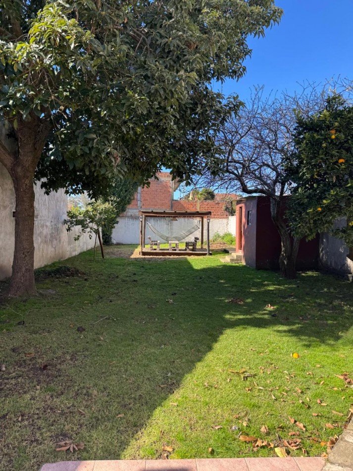 CHALET DE 3 AMBIENTES CON PARQUE, GARAJE Y GALPON. APTO CREDITO VENDE Y PERMUTA