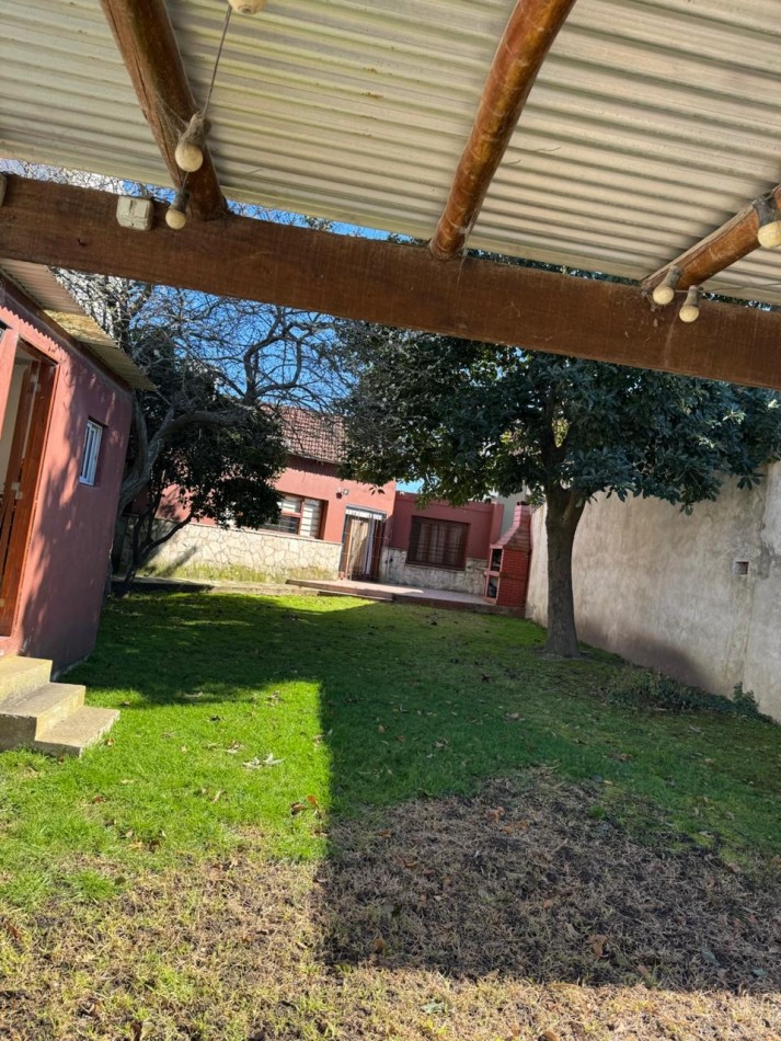 CHALET DE 3 AMBIENTES CON PARQUE, GARAJE Y GALPON. APTO CREDITO VENDE Y PERMUTA