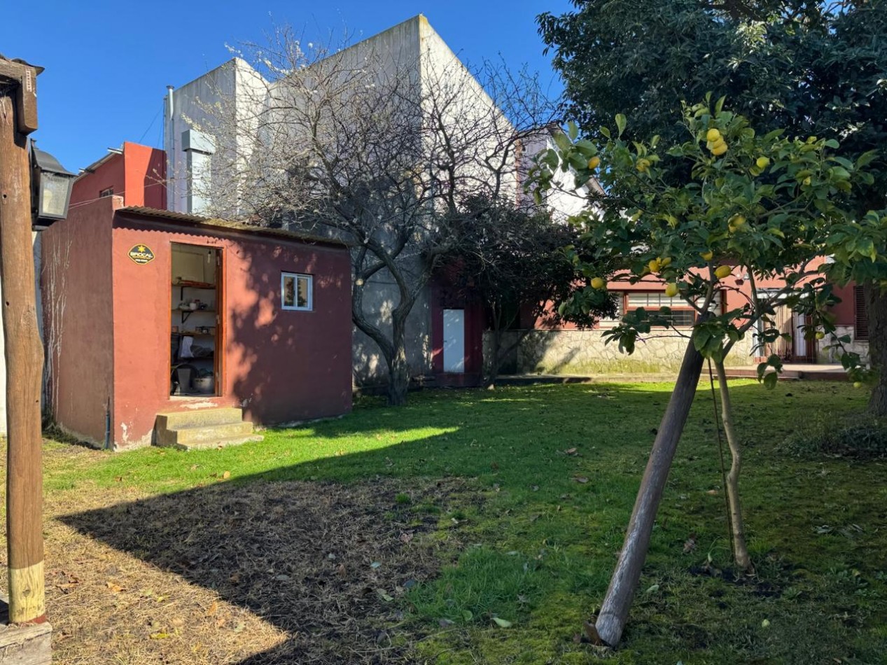 CHALET DE 3 AMBIENTES CON PARQUE, GARAJE Y GALPON. APTO CREDITO VENDE Y PERMUTA